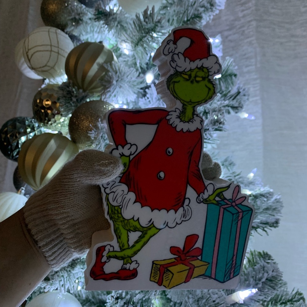 SOLD🚫The Grinch Holiday Decor for Wall or Table - Picture 7 of 11